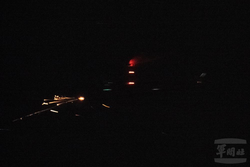 AH-1W眼鏡蛇攻擊直升機於夜間射擊20機砲，迸射出片片火光。（軍聞社記者林庭暉攝）
