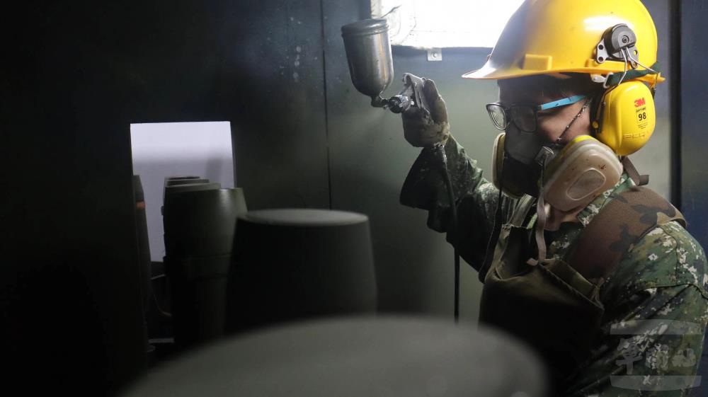 官兵進行彈體噴漆及標誌作業。（番社彈藥整修所提供）