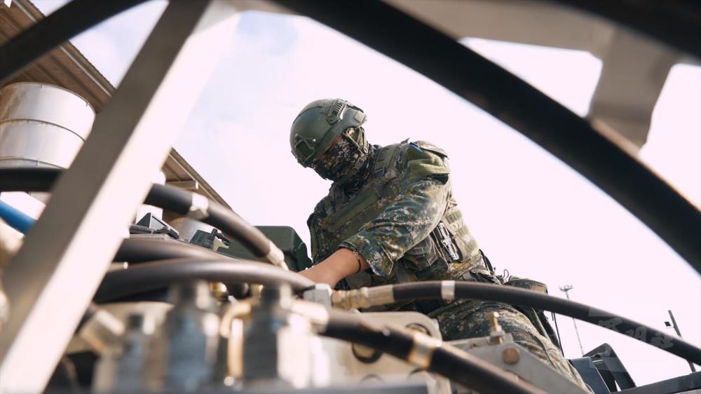 官兵執行裝具檢查。(軍聞社記者莊家豪攝) 官兵執行裝具檢查。(軍聞社記者莊家豪攝)