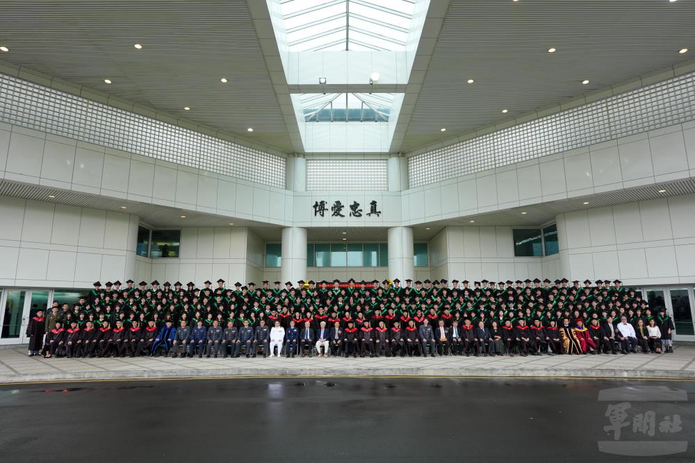 國防醫學大學學位頒授暨正冠典禮　陳局長勉學子堅守醫者初心