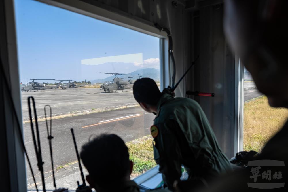 管制官緊盯備炸區各項作業進行。（軍聞社記者林庭暉攝）