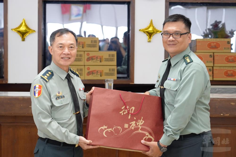 鍾副部長致贈慰問品。（軍聞社記者呂尚俞攝）