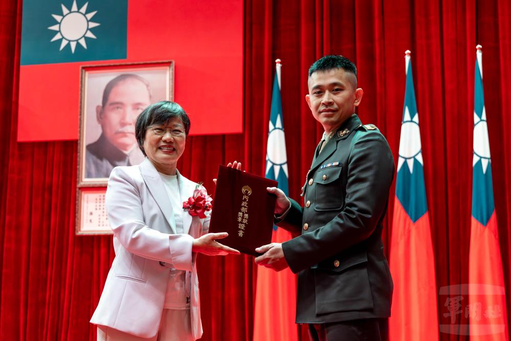 內政部長劉世芳頒獎表揚役政工作有功人員。（軍聞社記者蔡枋澐攝）
