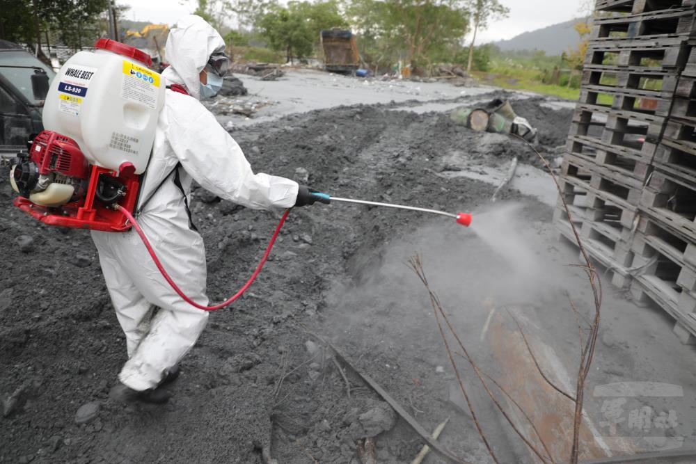 化學兵實施環境消毒作業。（第二作戰區提供）