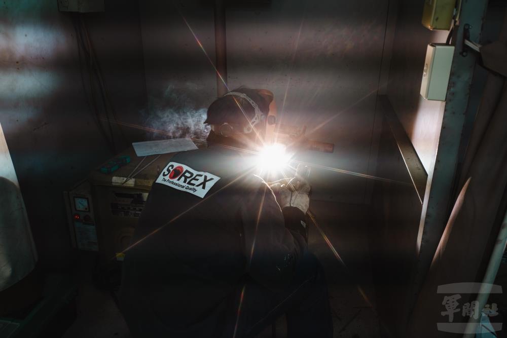 電焊比賽的參賽者，要克服強光、高溫、悶熱等挑戰，在90分鐘內完成作品。（軍聞社記者呂尚俞攝）
