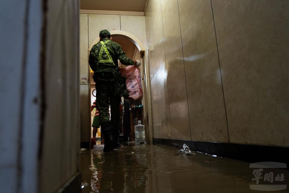 蘭指部官兵協助民眾清理廢棄物。（軍聞社記者吳東昇攝）