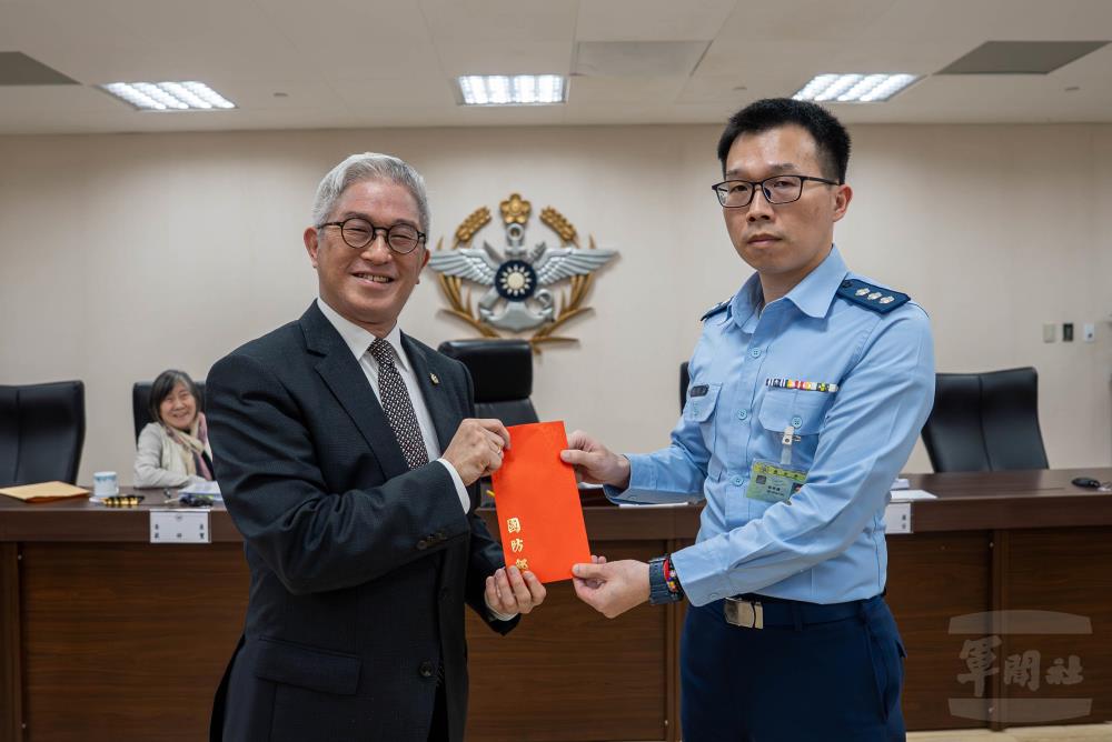 副部長頒工作獎金肯定人次室在性平政策推動的工作表現。（軍聞社記者尤昱翔攝）