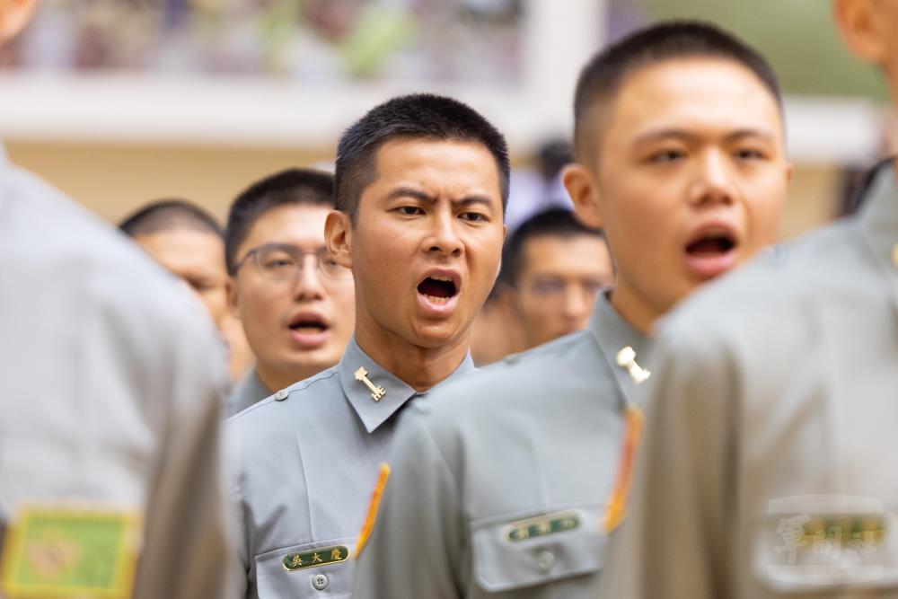 學生朗讀士官信條。（軍聞社記者吳柏融攝）