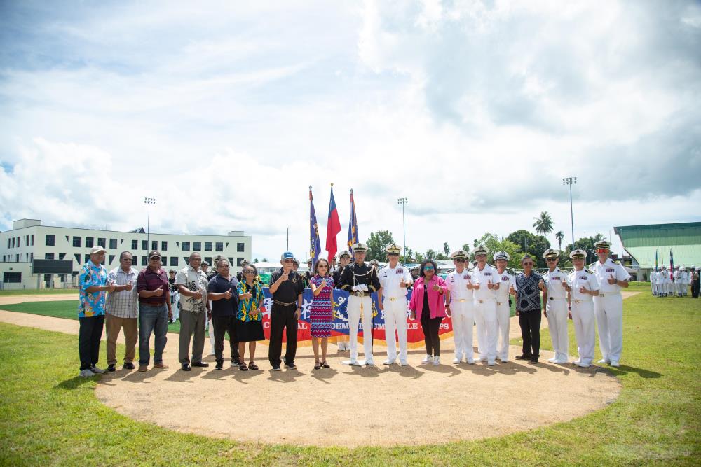 海軍官校鼓號樂隊、海軍樂儀隊及陸戰莒拳隊在棒球場上帶來精湛演出。（軍聞社記者王茗生攝）