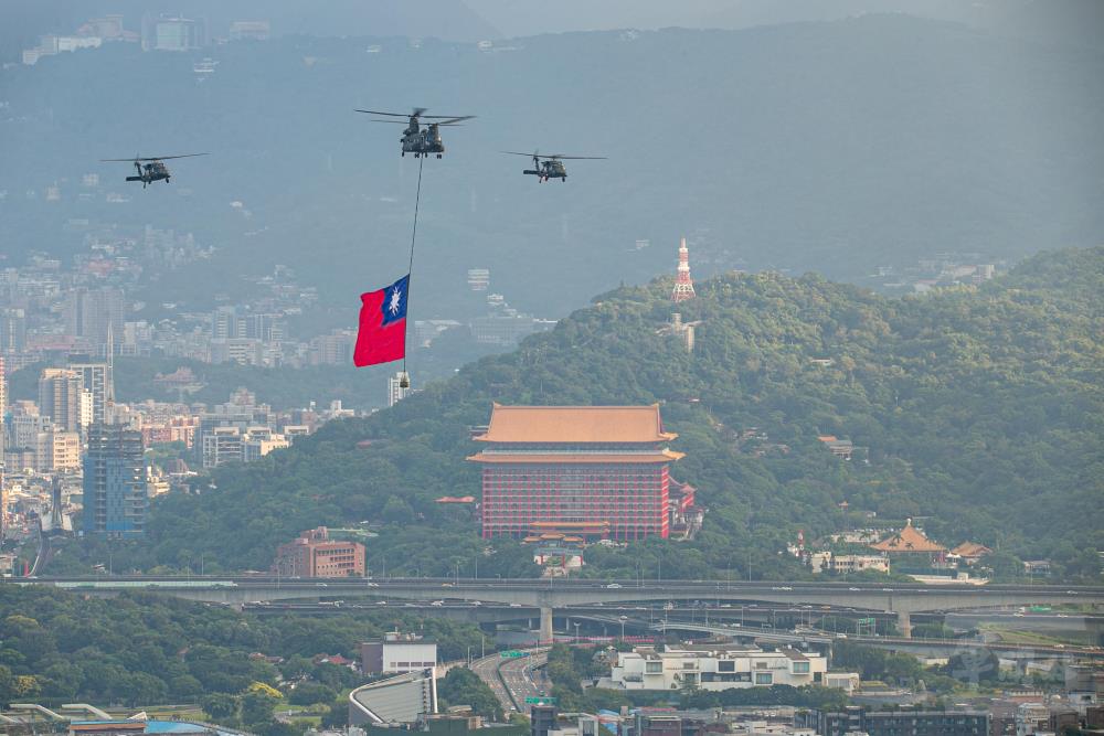 國旗機隊往總統府方向飛行。（軍聞社記者尤昱翔攝）