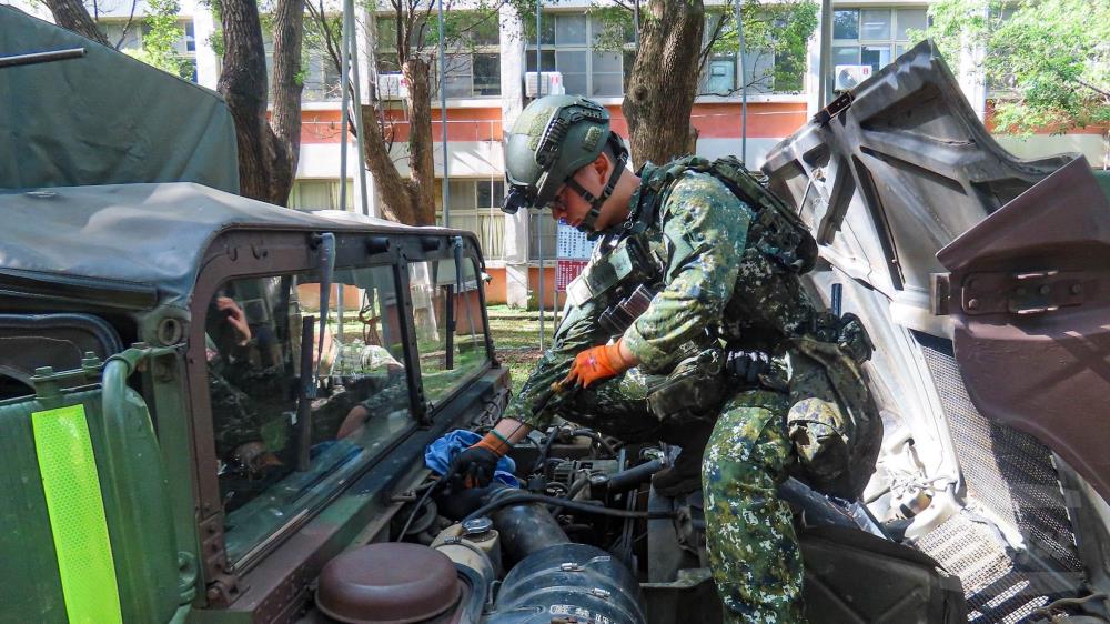官兵於機動前執行車輛檢查作業。（第五作戰區提供）
