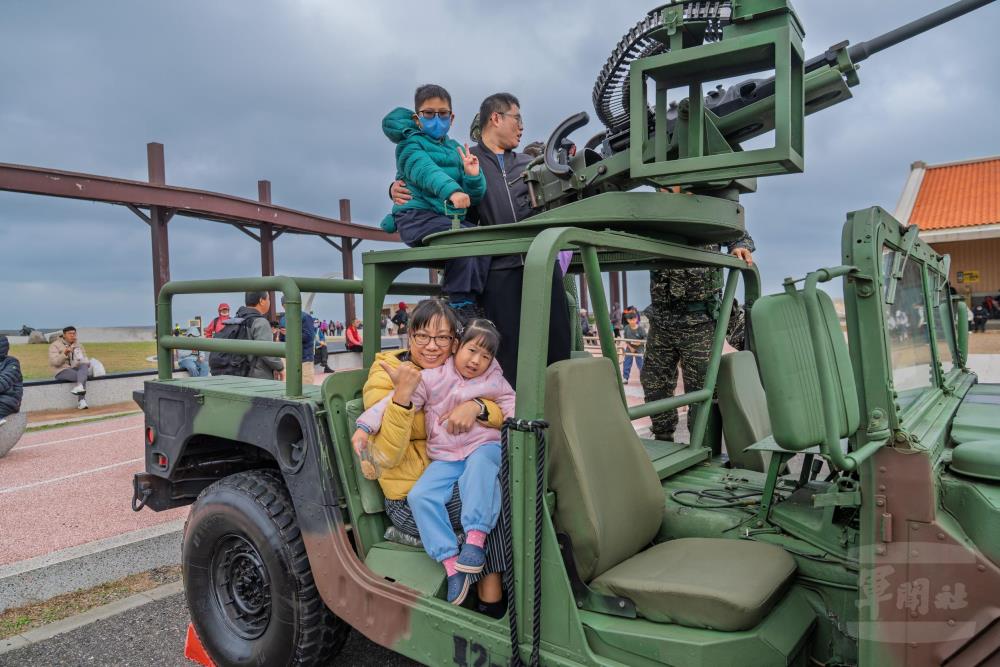 活動現場展示國防裝備吸引民眾拍照留念。（澎防部提供）