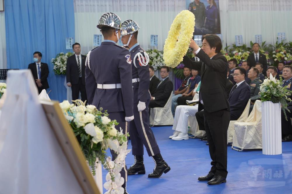 賴總統於烈士靈前獻花致意。（軍聞社記者呂尚俞攝）