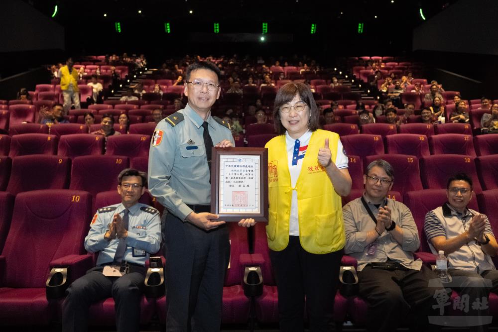 文宣處王處長頒贈欣欣百貨李董事長感謝狀。（軍聞社記者林庭暉攝）