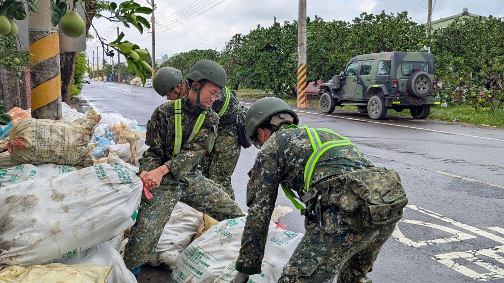 第四作戰區官兵協助麻豆地區農民回收落果。(第四作戰區提供) 第四作戰區官兵協助麻豆地區農民回收落果。(第四作戰區提供)
