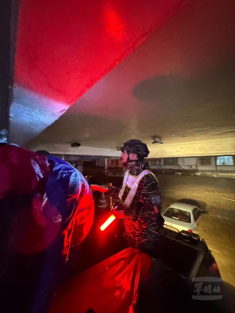 官兵駕駛AAV7突擊車前往蘇澳馳援。（取自中華民國海軍臉書）