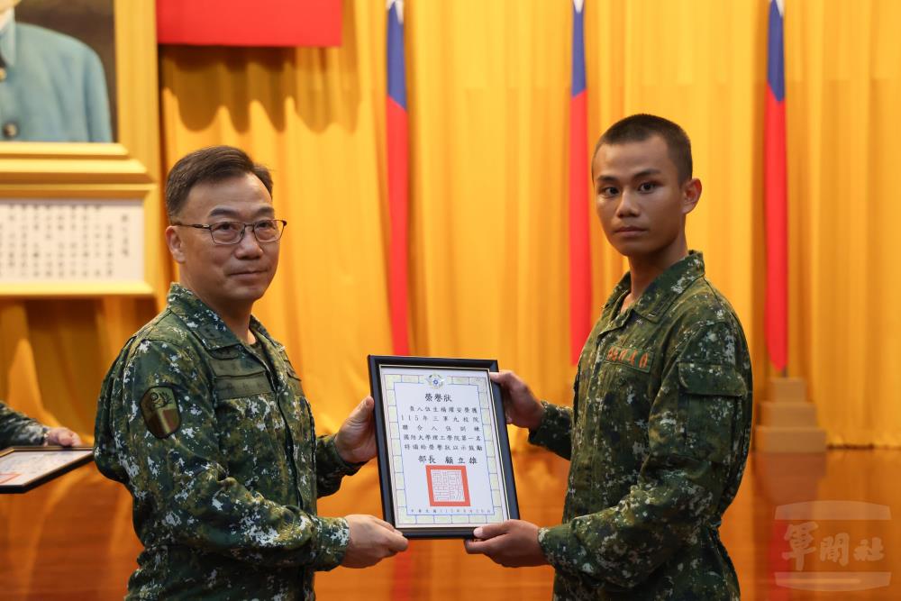 張副司令頒獎表揚績優入伍生。（軍聞社記者林澤廷攝）
