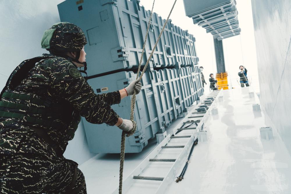 由海軍後勤同仁協助完成飛彈掛載任務。（軍聞社記者陳彥樺攝）
