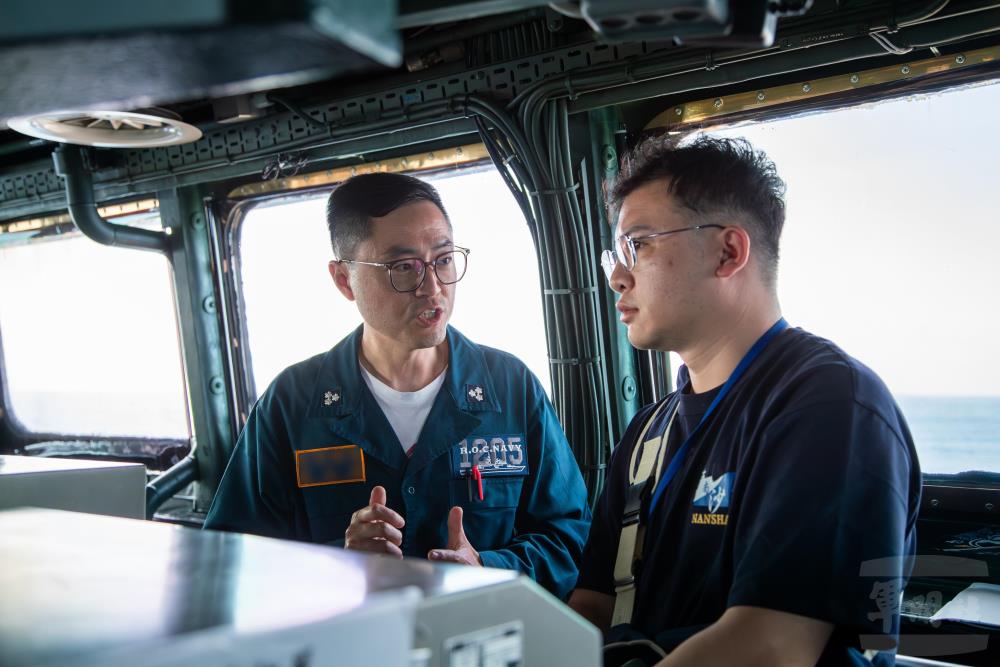 蘇建銘在課程期間與艦長進行意見交流。（軍聞社記者王進福攝）