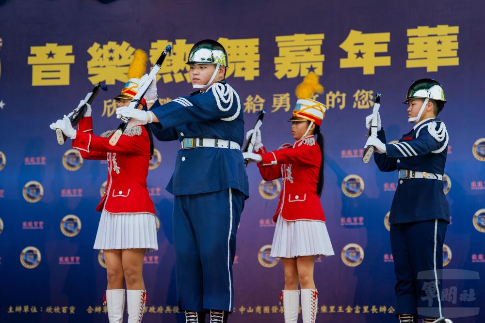 活動邀請莊敬高職儀隊共同表演。（軍聞社記者陳傳奇攝）