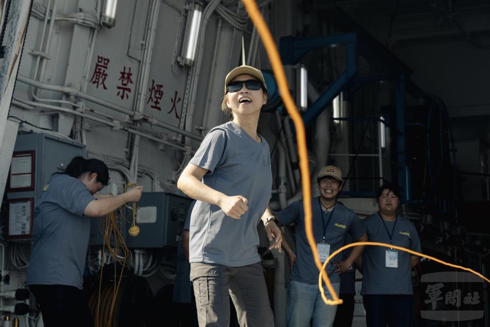 高雄科技大學教官蔡佩圜中校為了此次南沙研習營延退一年，親眼見識到海軍官兵在各自的工作崗位上的專業，覺得不虛此行。（軍聞社記者李恬恬攝）