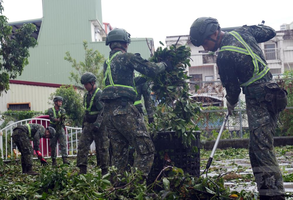 第二作戰區派遣兵力,協助市容恢復。(軍聞社記者侯凱議攝) 第二作戰區派遣兵力,協助市容恢復。(軍聞社記者侯凱議攝)