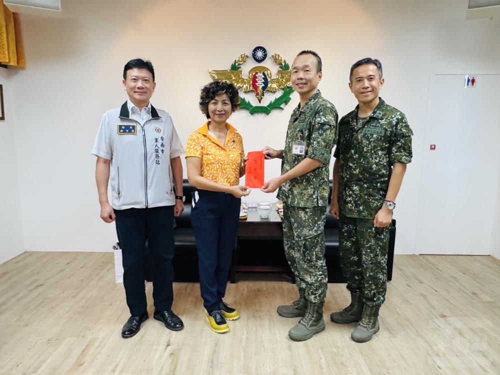 企業代表端節敬軍，感謝官兵守護家園。（臺南軍人服務站提供）