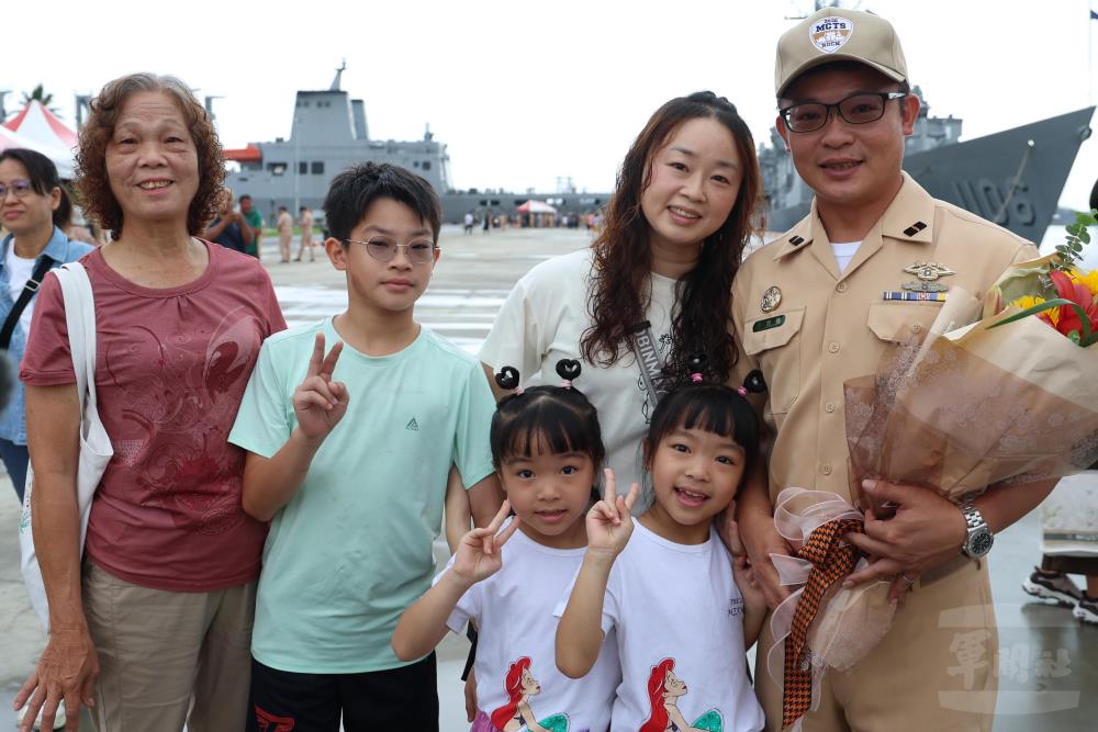 官兵完成敦睦任務，眷屬熱情迎接。（軍聞社記者林澤廷攝）
