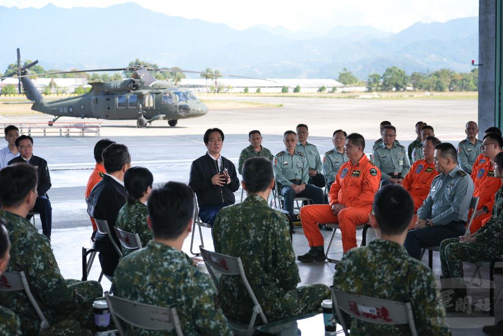 賴總統與官兵談話。（軍聞社記者呂尚俞攝）