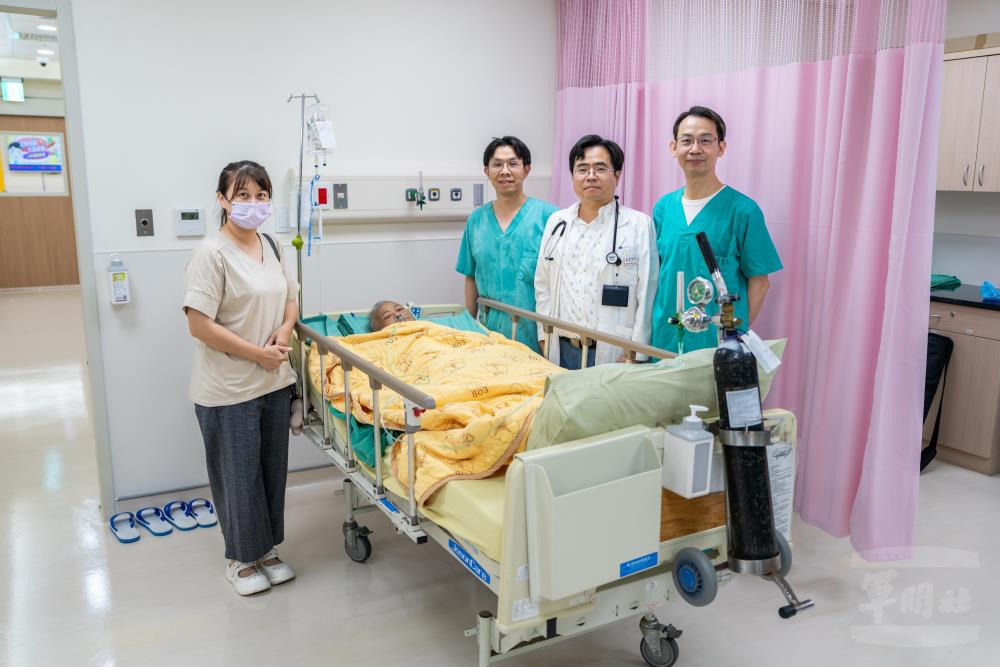 家屬與醫療團隊合影。（國軍臺中總醫院提供）