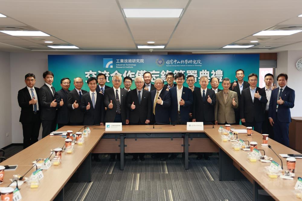 中科院與工研院代表於簽署儀式後合影留念，展現攜手深化前瞻國防科研與產業合作的決心。（中科院提供）