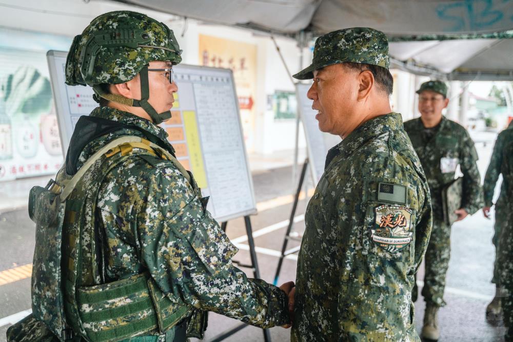 柏副部長向官兵握手致意。（軍聞社記者林庭暉攝）