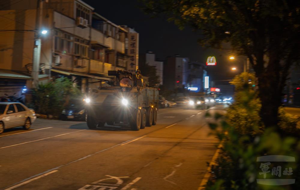 車隊在夜色中依序機動。（軍聞社記者吳柏融攝）