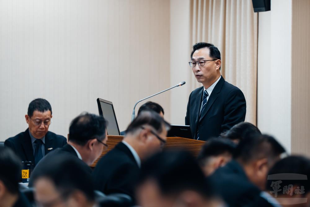 海軍造船發展中心主任顧少將就海鯤號海測三階段進行說明。（軍聞社記者吳東昇攝）