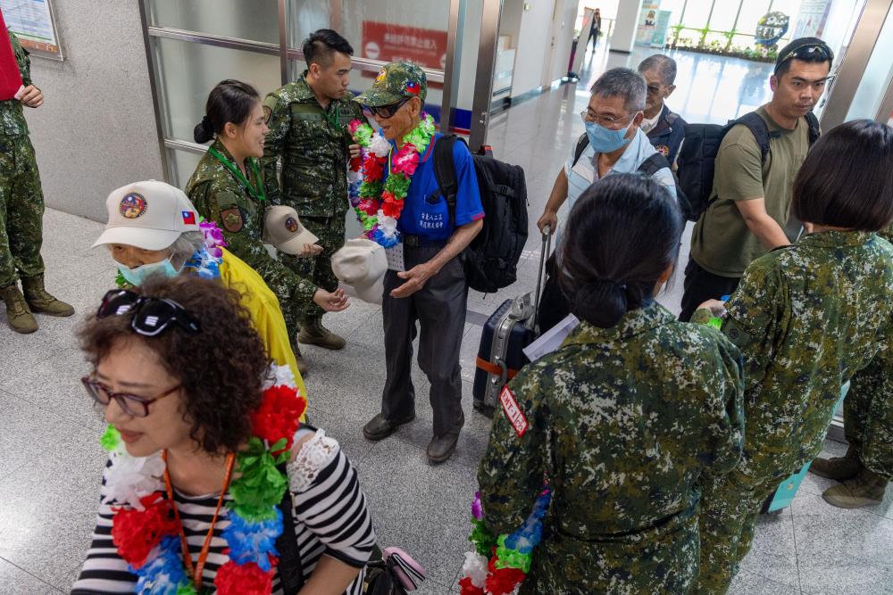 金防部官兵熱烈迎接參戰英雄前輩及先烈遺族們。（軍聞社記者蔡枋澐攝）