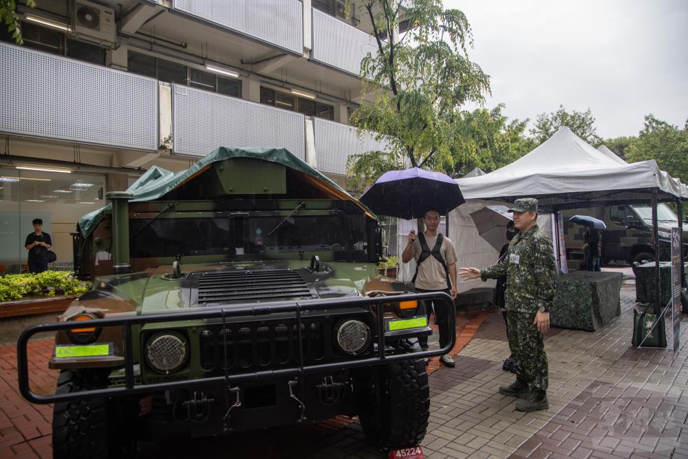 官兵說明裝備性能。（軍聞社記者吳柏融攝）