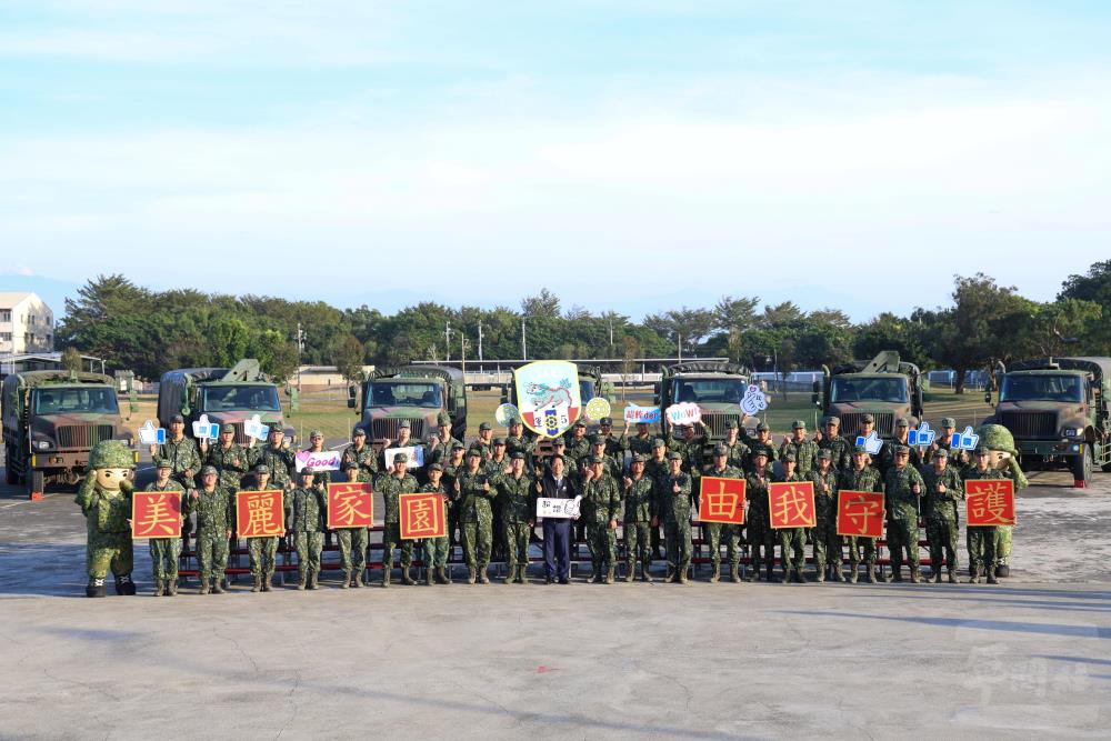 賴總統與官兵合影。（國軍第五作戰區提供）
