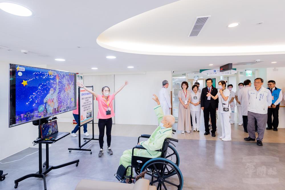 長者體驗虛擬互動復健系統。（屏東榮民總醫院提供）