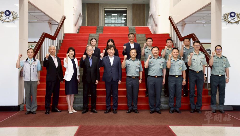 軍友保代敬軍團慰訪陸軍司令部等北部部隊,肯定國軍執行各項戰備、訓練作為與時俱進。(青年日報提供) 軍友保代敬軍團慰訪陸軍司令部等北部部隊,肯定國軍執行各項戰備、訓練作為與時俱進。(青年日報提供)