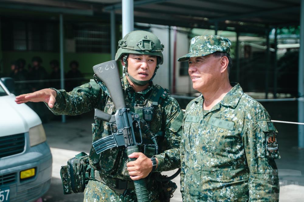 幹部向柏副部長說明訓練課程。（軍聞社記者林庭暉攝）