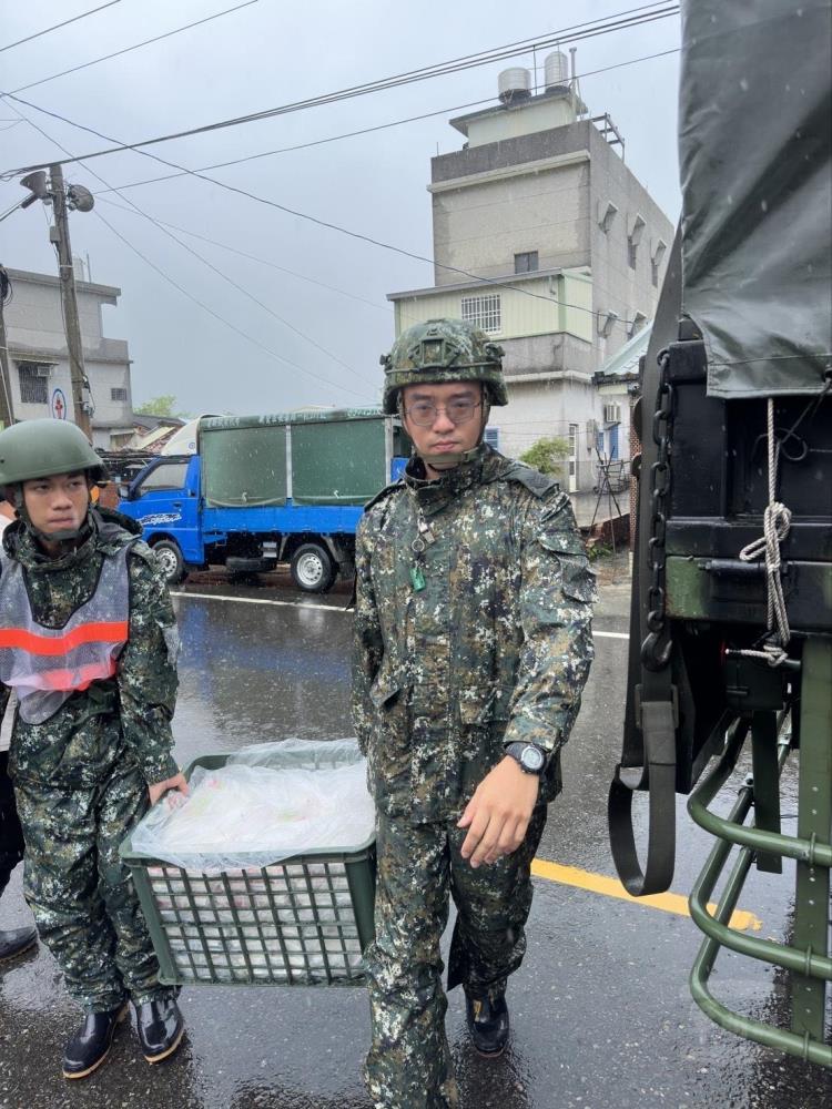 官兵協助後壁區分送便當。（第四作戰區提供）