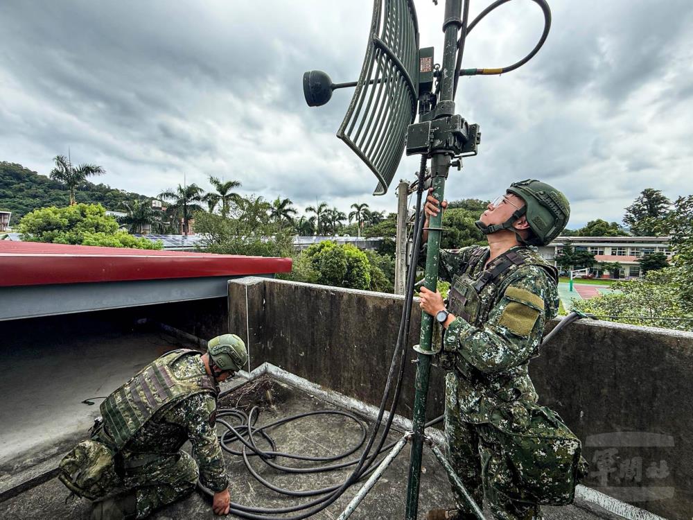 74通資群官兵架設定向通訊天線。(第五作戰區提供)