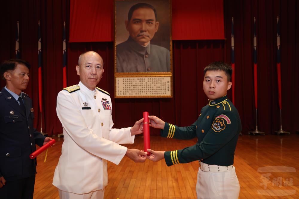 梅總長頒發畢業證書。（軍聞社記者林澤廷攝）