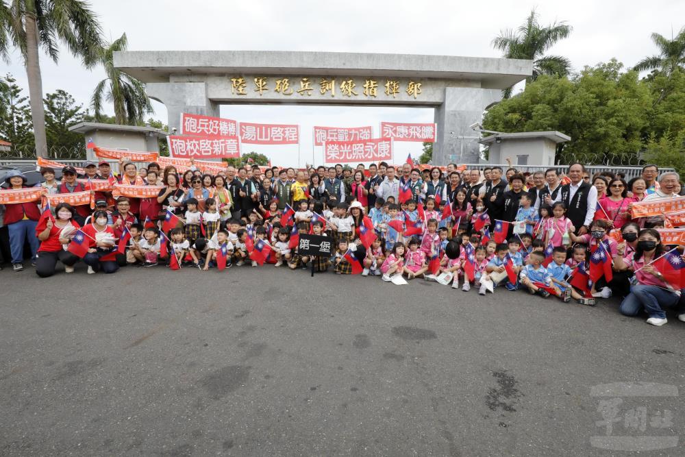 臺南市長黃偉哲出席,代表地方鄉親向砲訓部表達感謝之意。(青年日報提供) 臺南市長黃偉哲出席,代表地方鄉親向砲訓部表達感謝之意。(青年日報提供)