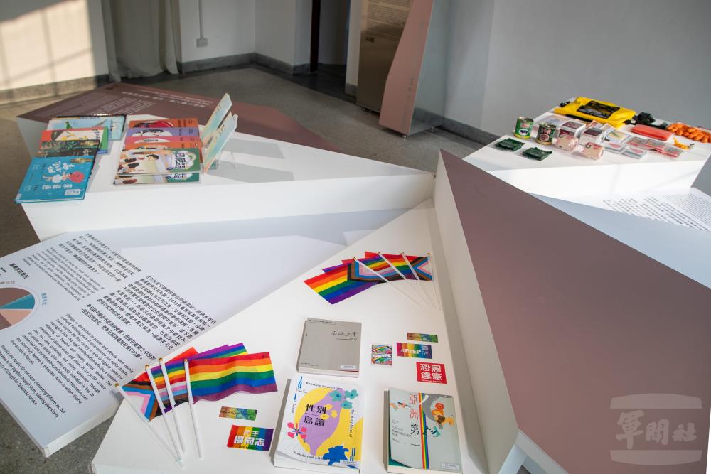 展區展出包含語言、宗教、婚姻及性別平權等面向內容，呈現臺灣多元族群社會逐步累積的包容力量，以及成為亞洲率先實現同性婚姻法制化國家的歷程。（軍聞社記者王進福攝）