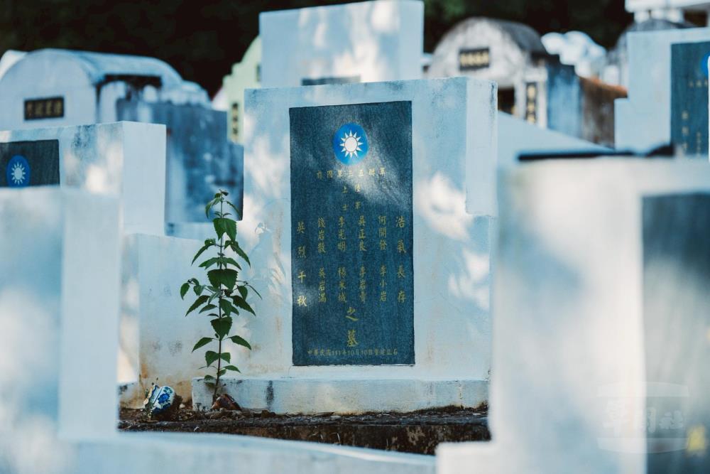 陣亡將士墓碑「8人塚」。（軍聞社記者呂尚俞攝）