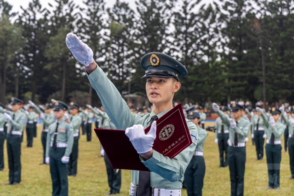 一年級學生進行「榮譽公約宣誓」。(軍聞社記者吳冠萱攝)