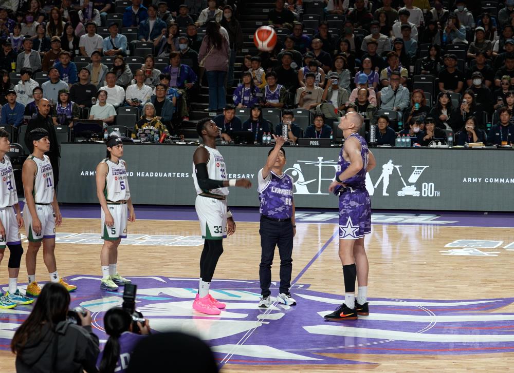 由陸軍司令呂坤修上將擔任開球嘉賓，為賽事揭開序幕。（軍聞社記者王茗生攝）