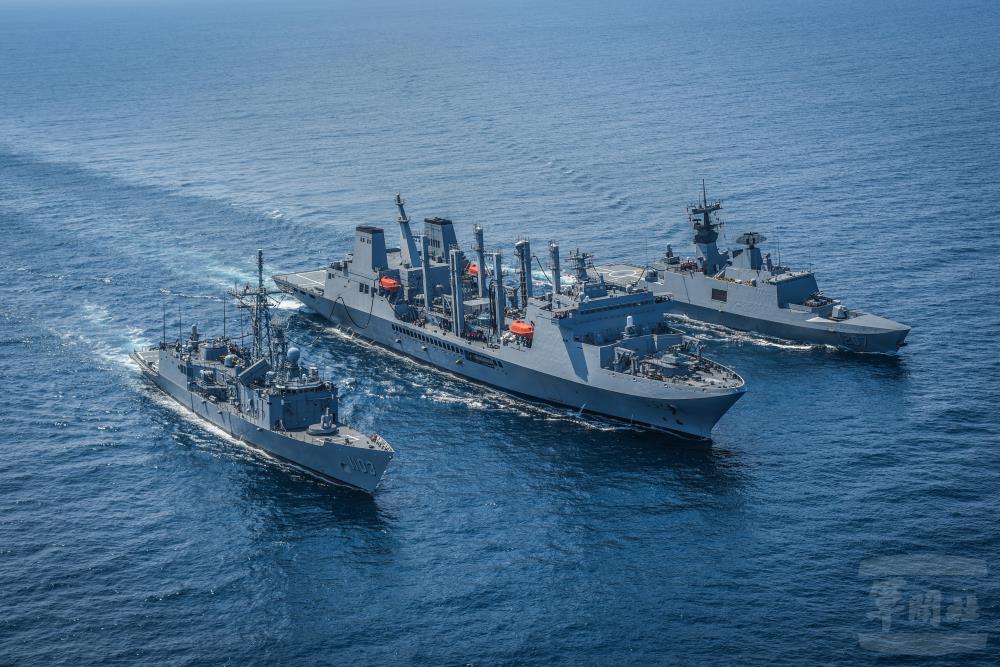 磐石軍艦為武昌與鄭和軍艦進行併航整補作業。(114海軍敦睦支隊提供) 磐石軍艦為武昌與鄭和軍艦進行併航整補作業。(114海軍敦睦支隊提供)