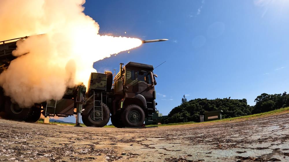 雷霆2000多管火箭系統實彈射擊。（軍聞社記者王茗生攝）
